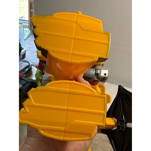 Rescue Bots Knight Watch Bumblebee Transformers Playskool Heroes Hasbro TOMY - Picture 8 of 9